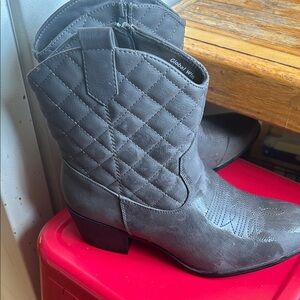 Taupe quilted cowboy boots/ slip on/ zipper / rounded toe/ quilted top/ NWT🦋🦋
